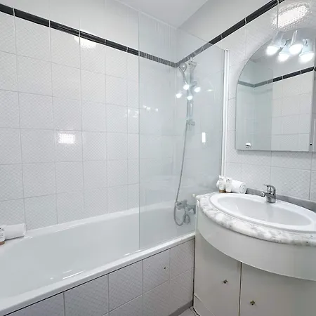 Perfect In Louvre Area